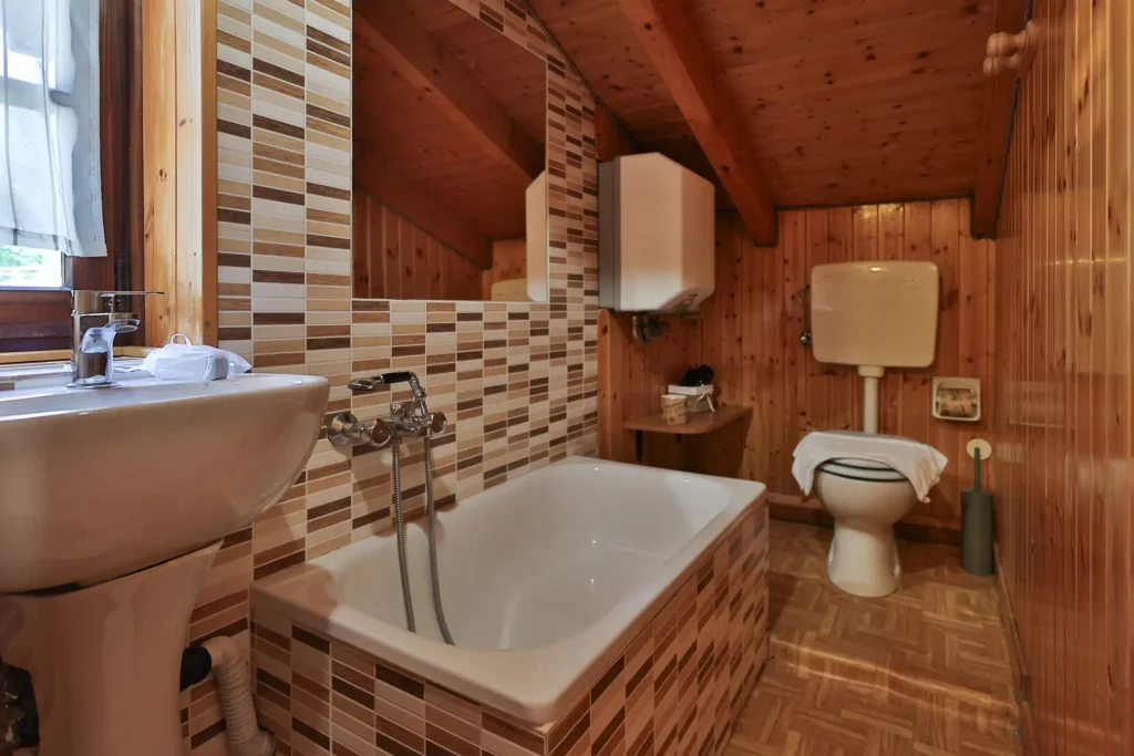 baita-betulla-8-R Bagno mansardato in legno con mezza vasca/doccia - Baita Betulla - Agriturismo Alberobello