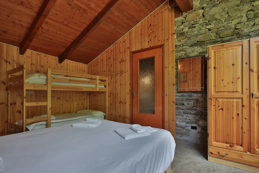 baita-vecchioforno-3-R Camera da letto con muro in sasso e legno, letto matrimoniale e letto a castello - Baita Vecchio Forno - Agriturismo Alberobello