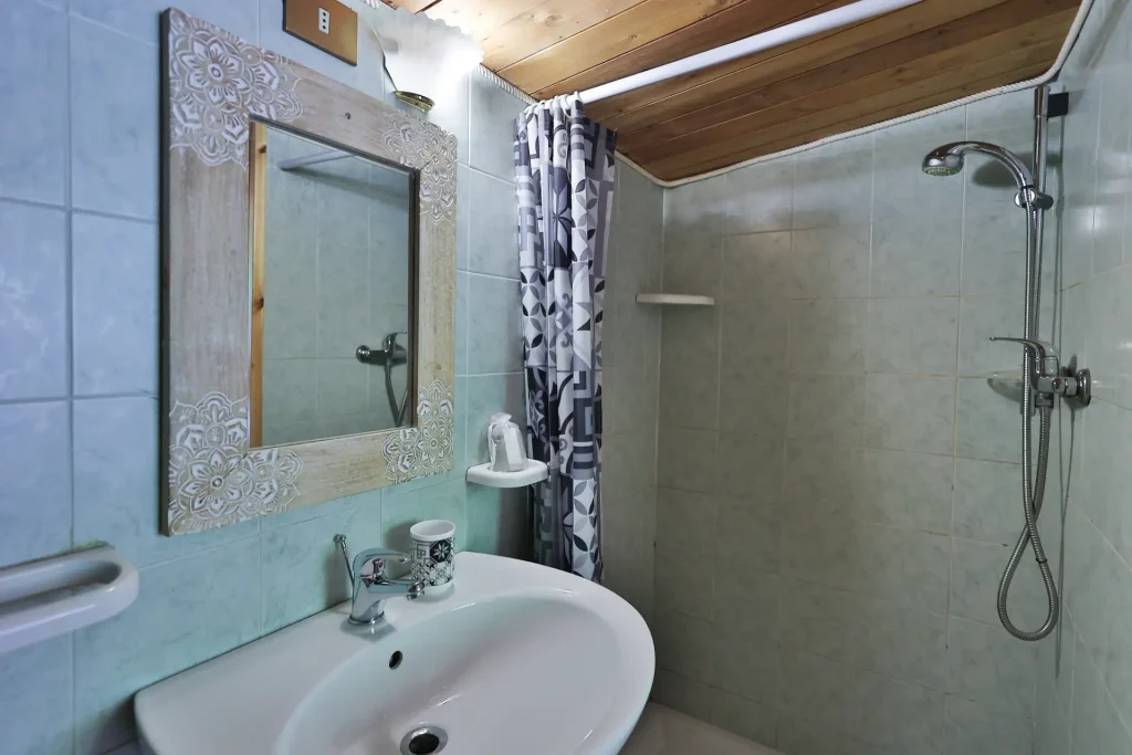 baita-vecchioforno-4-R Bagno con doccia e lavandino - Baita Vecchio Forno - Agriturismo Alberobello