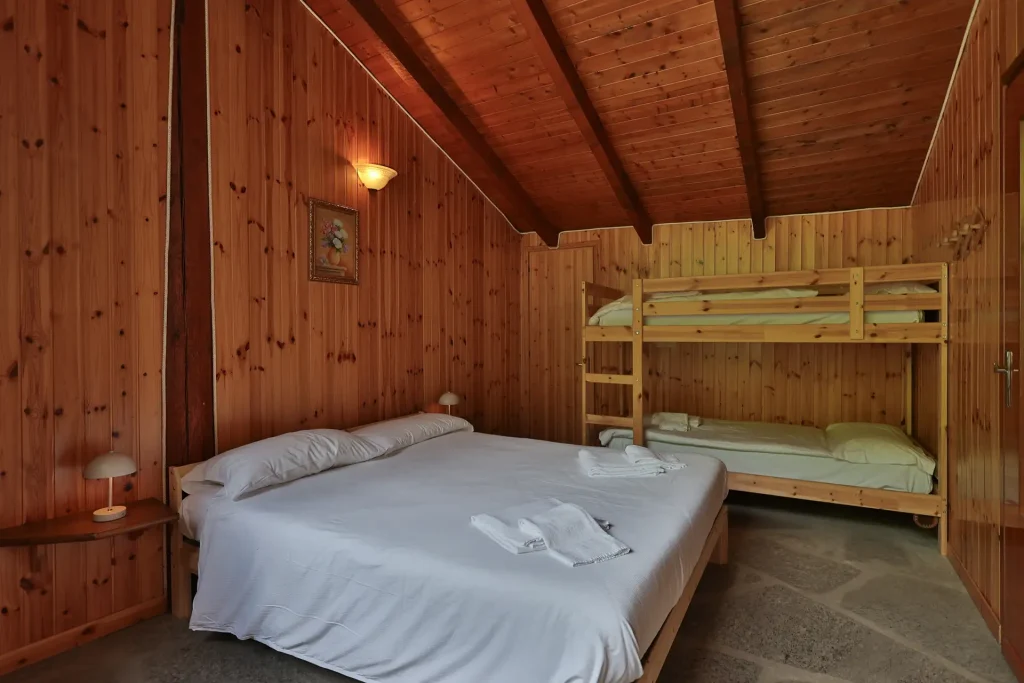 baita-vecchioforno-5-R Camera da letto con letto a castello e letto matrimoniale - Baita Vecchio Forno - Agriturismo Alberobello
